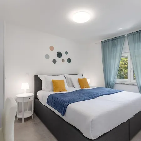 Apartament Moderne In Mit Schoener Terrasse By Interhome