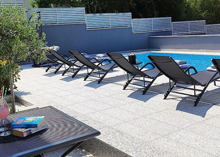 Apartament Moderne In Mit Schoener Terrasse By Interhome *
