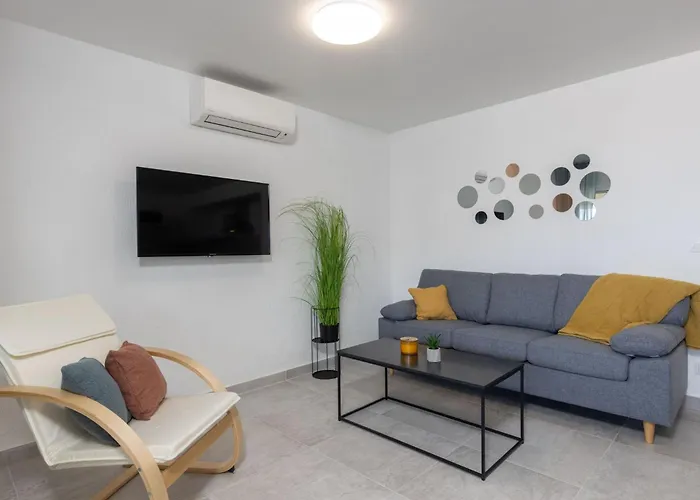 Moderne In Crikvenica Mit Schoener Terrasse By Interhome شقة تْسْغيكفانِتْسا